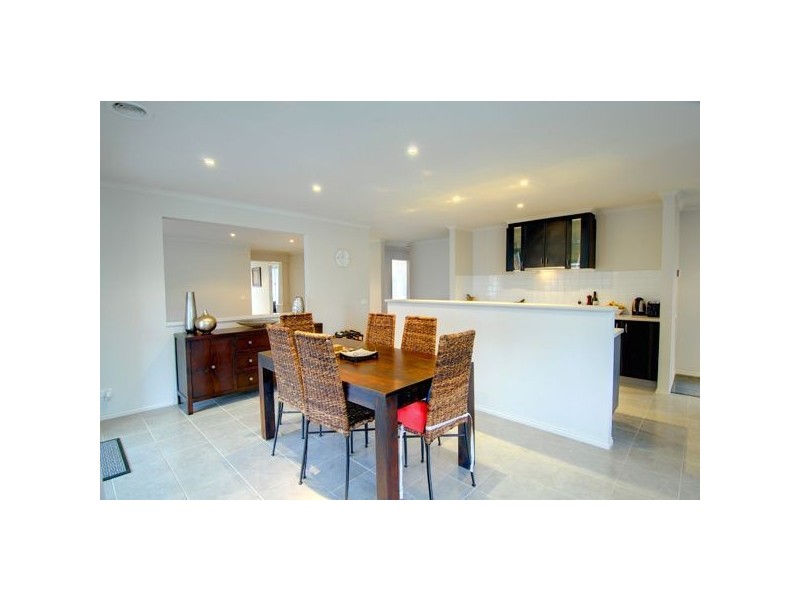 35 Faversham Avenue, Lake Gardens VIC 3355