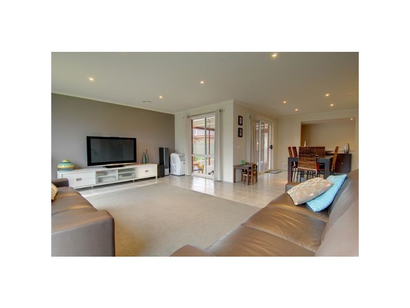 35 Faversham Avenue, Lake Gardens VIC 3355