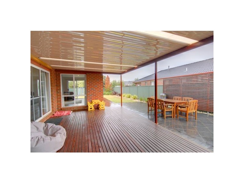 35 Faversham Avenue, Lake Gardens VIC 3355