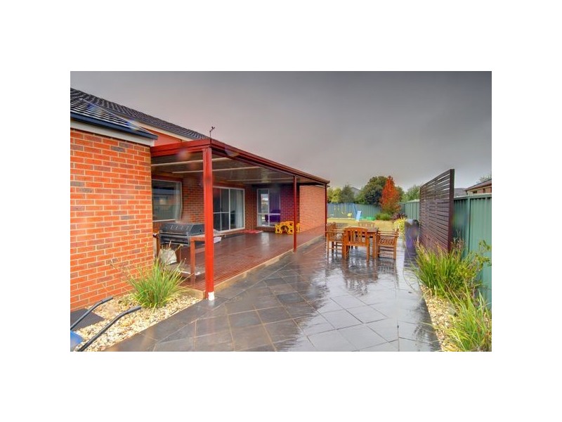 35 Faversham Avenue, Lake Gardens VIC 3355