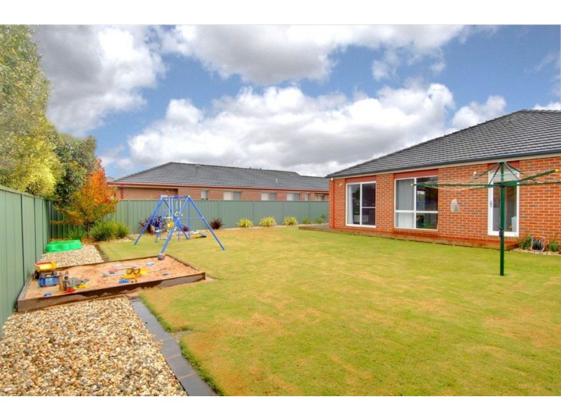 35 Faversham Avenue, Lake Gardens VIC 3355
