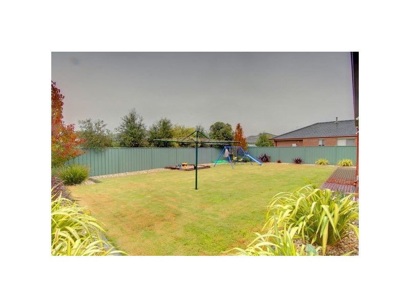 35 Faversham Avenue, Lake Gardens VIC 3355