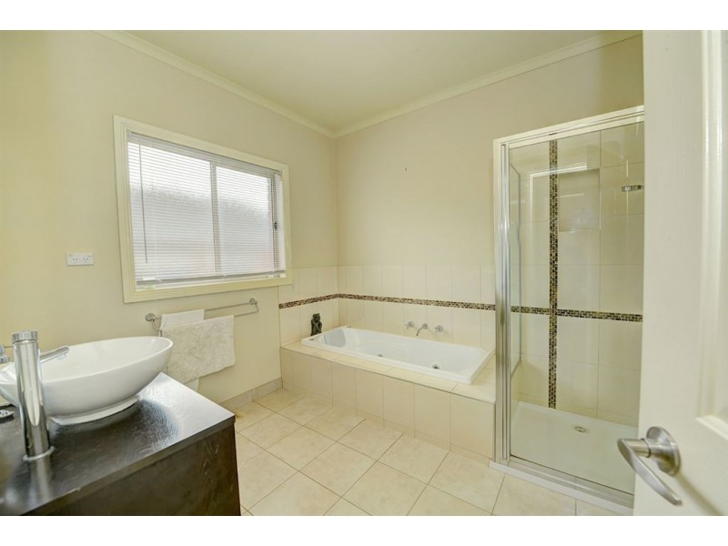 9 Malahide Drive, Miners Rest VIC 3352