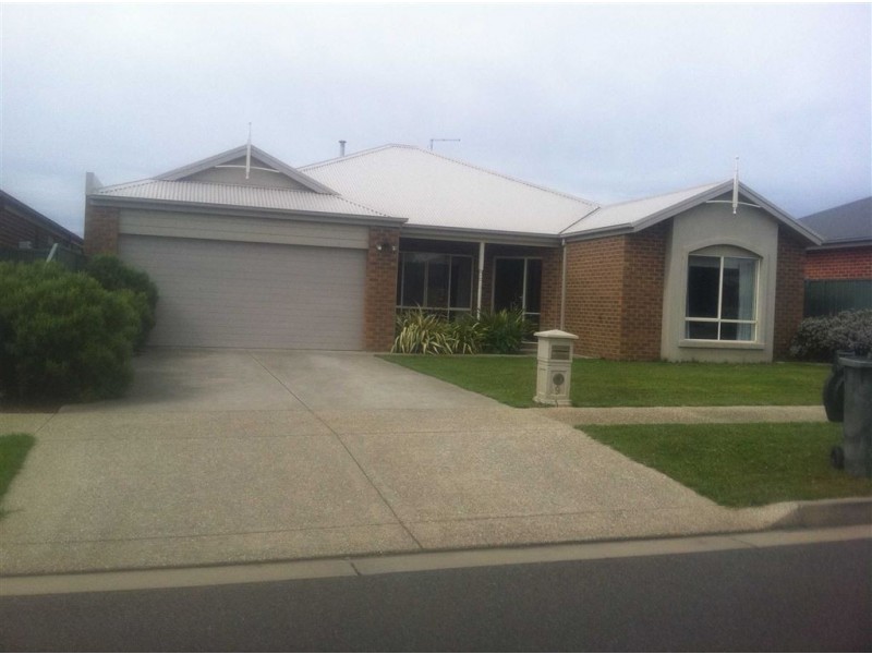 9 St Helens Ave, Lake Gardens VIC 3355