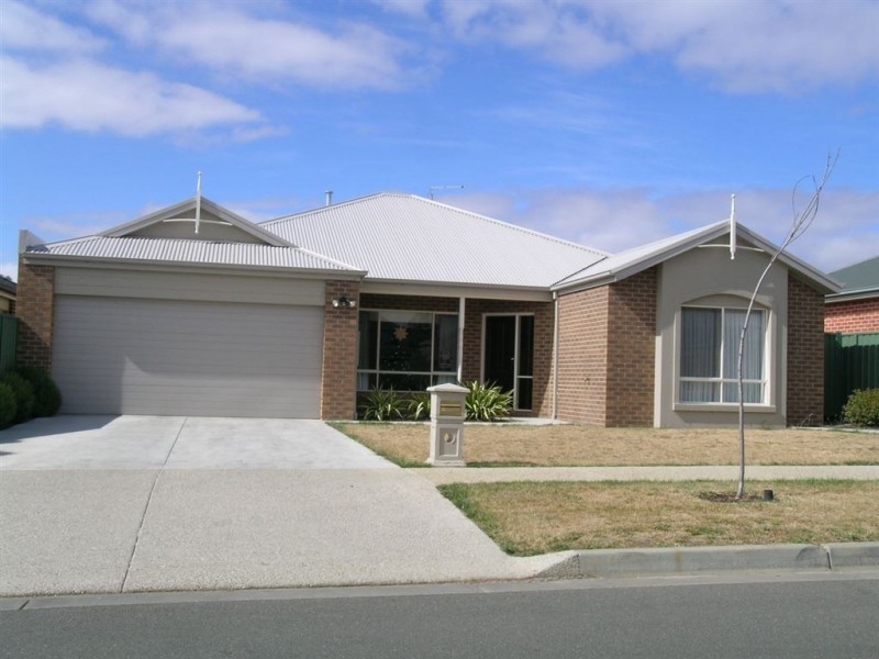 9 St Helens Ave, Lake Gardens VIC 3355