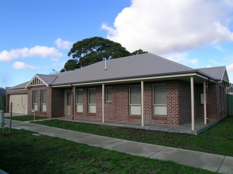 30 Parbury Ave, Lake Gardens VIC 3355