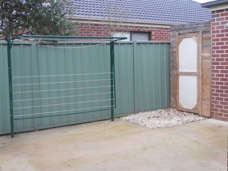 30 Parbury Ave, Lake Gardens VIC 3355