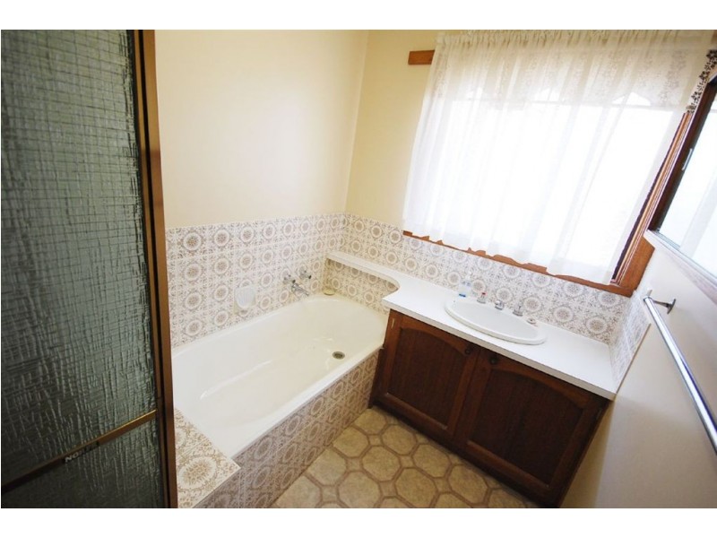 2 Yvonne Street, Wendouree VIC 3355