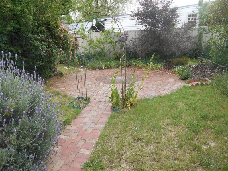 4 Nightingale Street, Newington VIC 3350