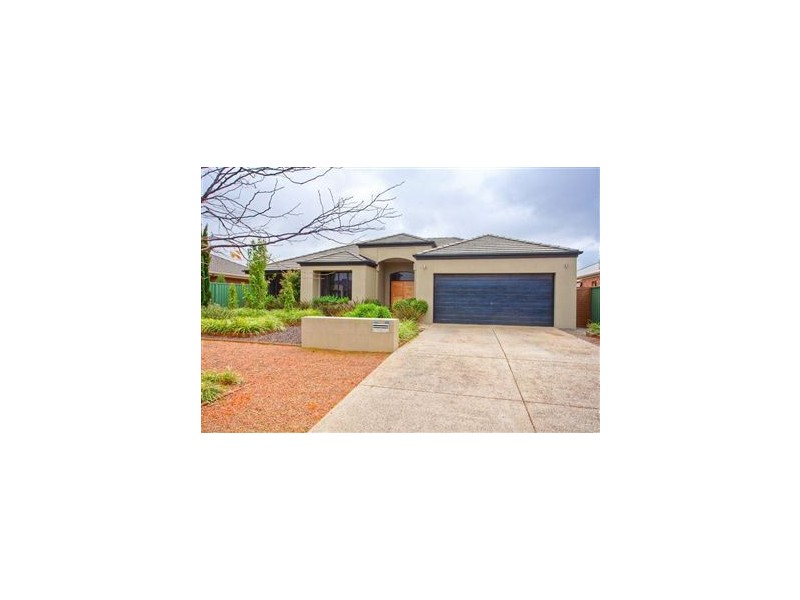 32 Faversham Avenue, Lake Gardens VIC 3355