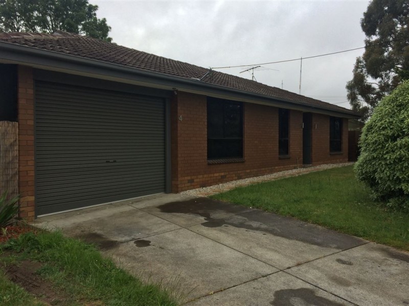 4 Regency Drive, Mount Clear VIC 3350