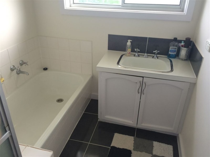 4 Regency Drive, Mount Clear VIC 3350