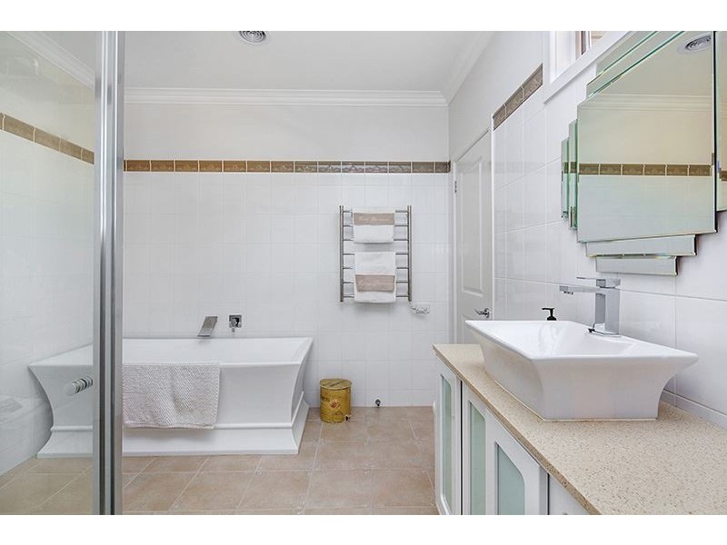 10 Nightingale Street, Newington VIC 3350