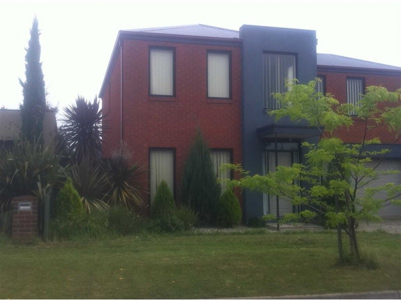 10 Ayrvale Avenue, Lake Gardens VIC 3355