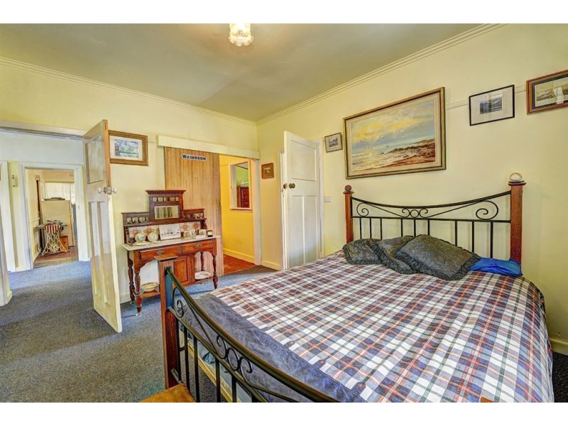 30 Sussex Street, Linton VIC 3360