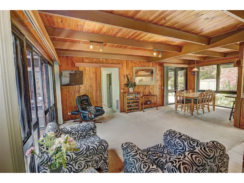 21 Regency Drive, Mount Clear VIC 3350