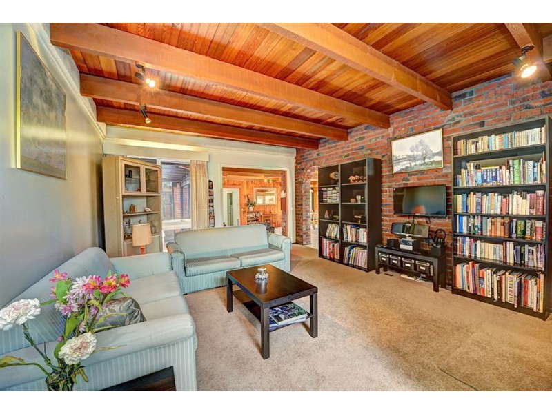 21 Regency Drive, Mount Clear VIC 3350