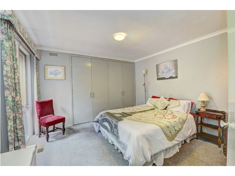 21 Regency Drive, Mount Clear VIC 3350