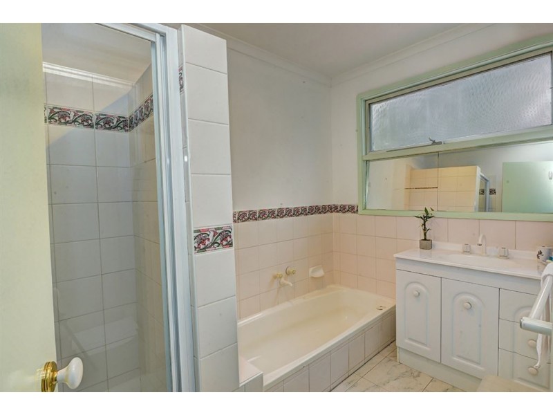 21 Regency Drive, Mount Clear VIC 3350