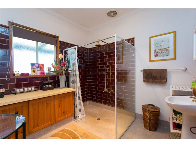 14 Youngs Lane, Snake Valley VIC 3351