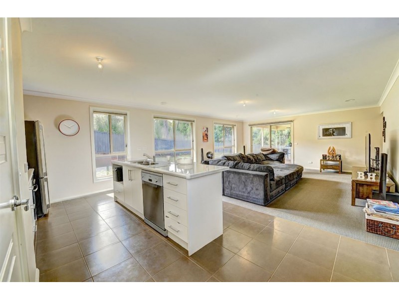 32 Oakbank Drive, Mount Helen VIC 3350