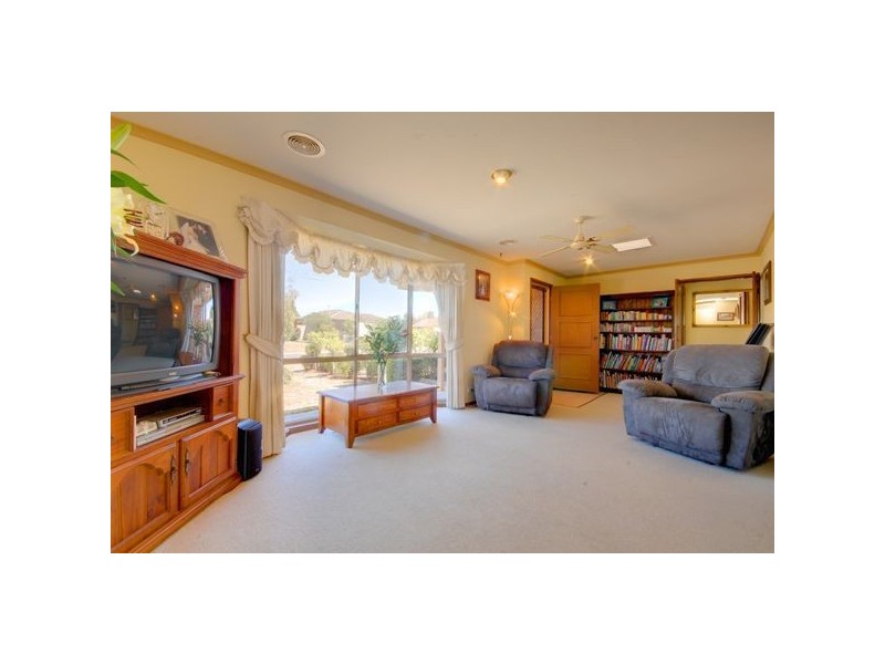 6 Langham Road, Wendouree VIC 3355