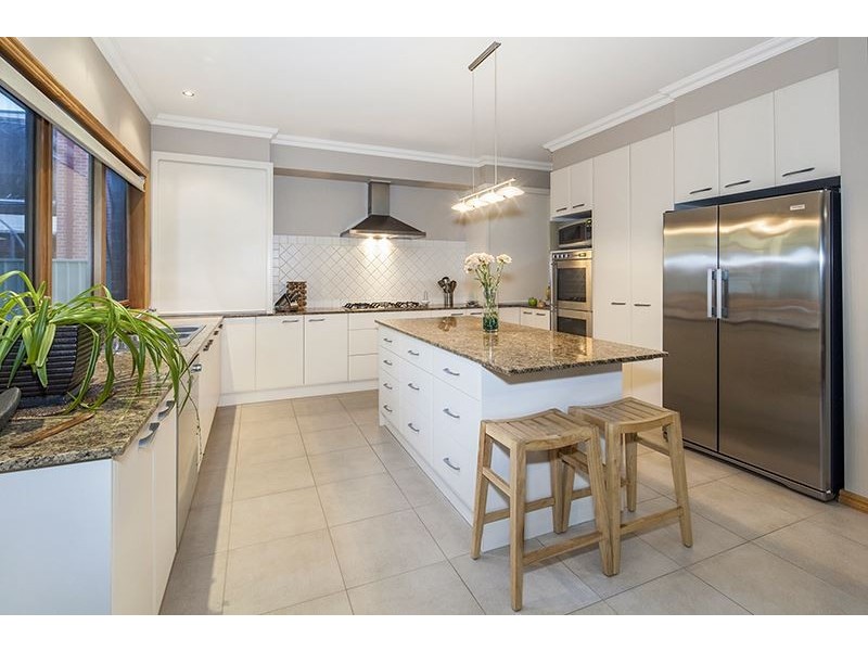 10 St Helens Avenue, Lake Gardens VIC 3355