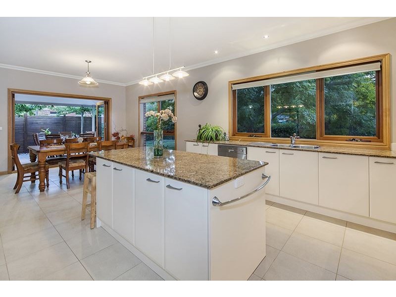 10 St Helens Avenue, Lake Gardens VIC 3355