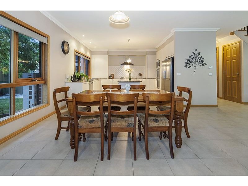 10 St Helens Avenue, Lake Gardens VIC 3355