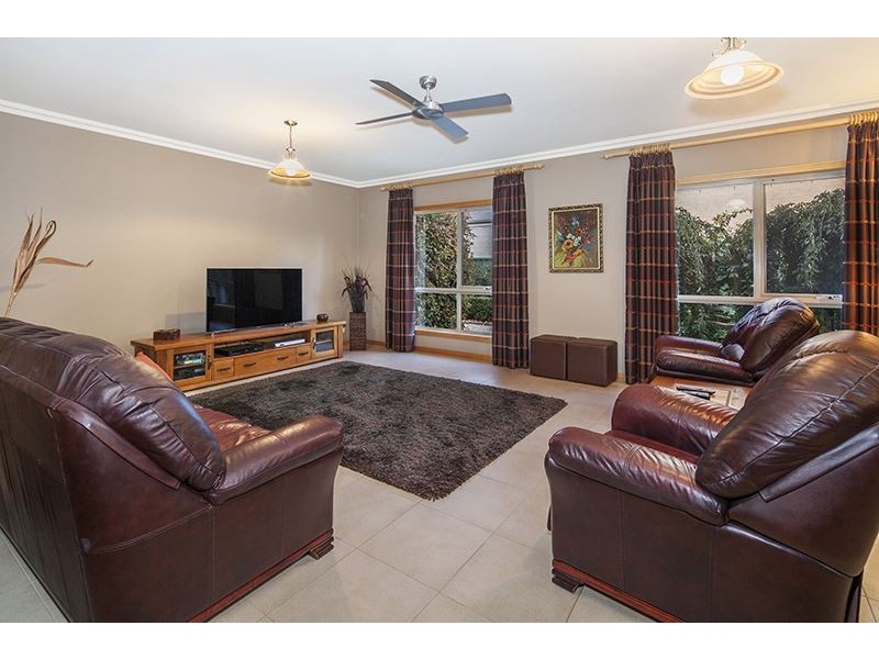 10 St Helens Avenue, Lake Gardens VIC 3355