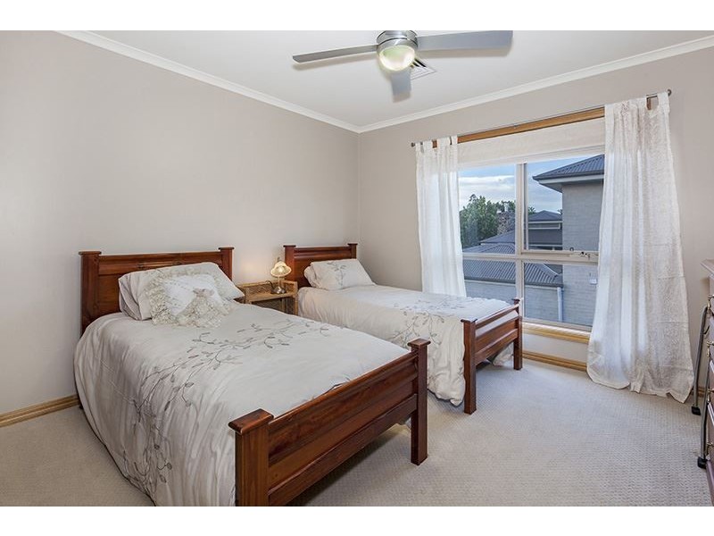 10 St Helens Avenue, Lake Gardens VIC 3355