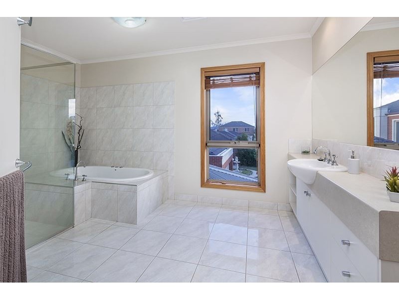 10 St Helens Avenue, Lake Gardens VIC 3355