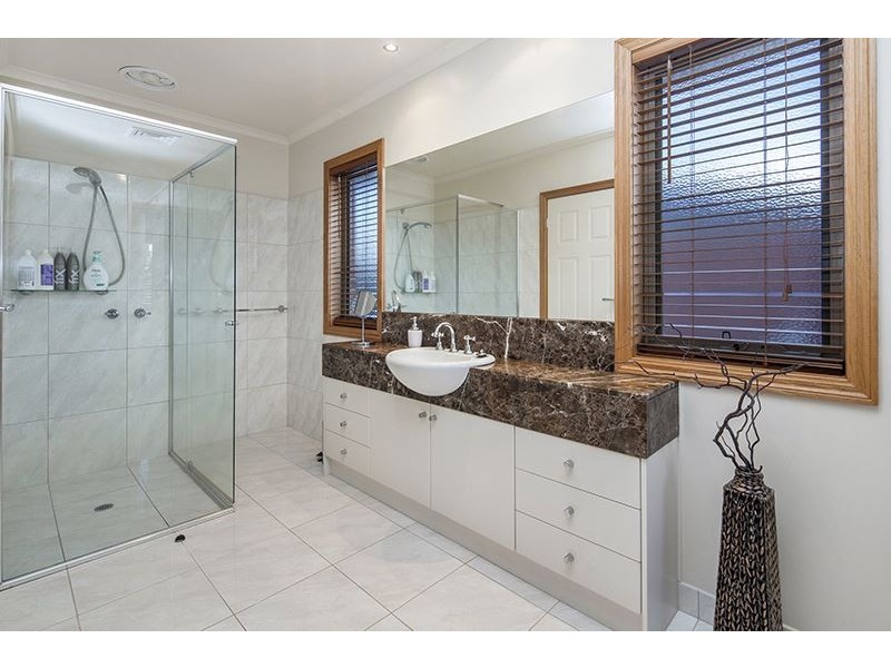 10 St Helens Avenue, Lake Gardens VIC 3355