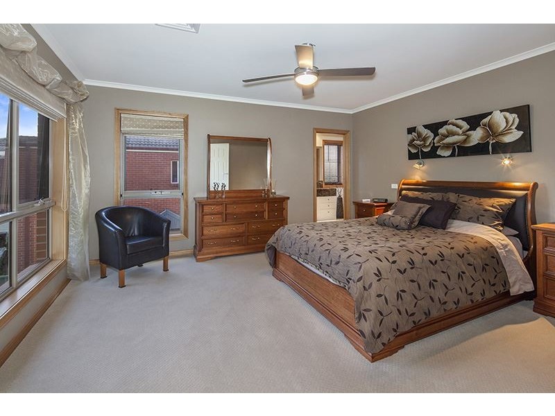 10 St Helens Avenue, Lake Gardens VIC 3355