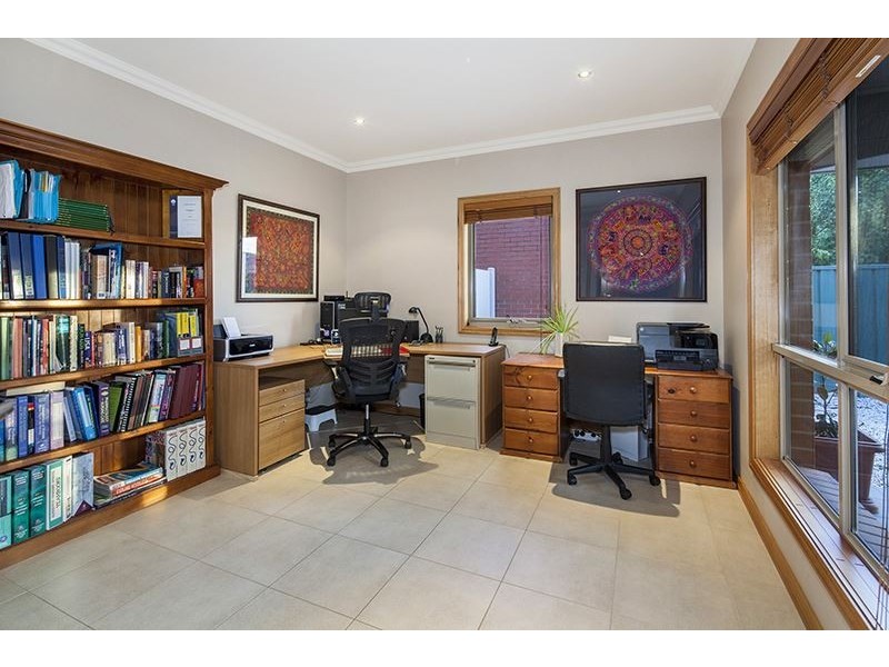 10 St Helens Avenue, Lake Gardens VIC 3355