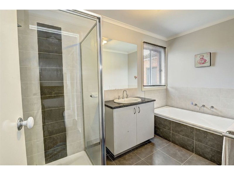 9 Macquarie Close, Delacombe VIC 3356