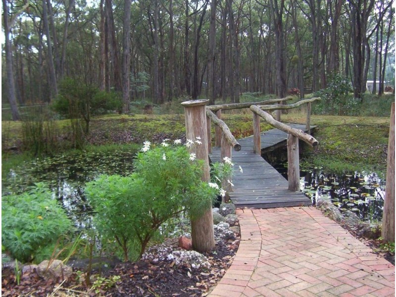 40 Andrew Drive, Haddon VIC 3351