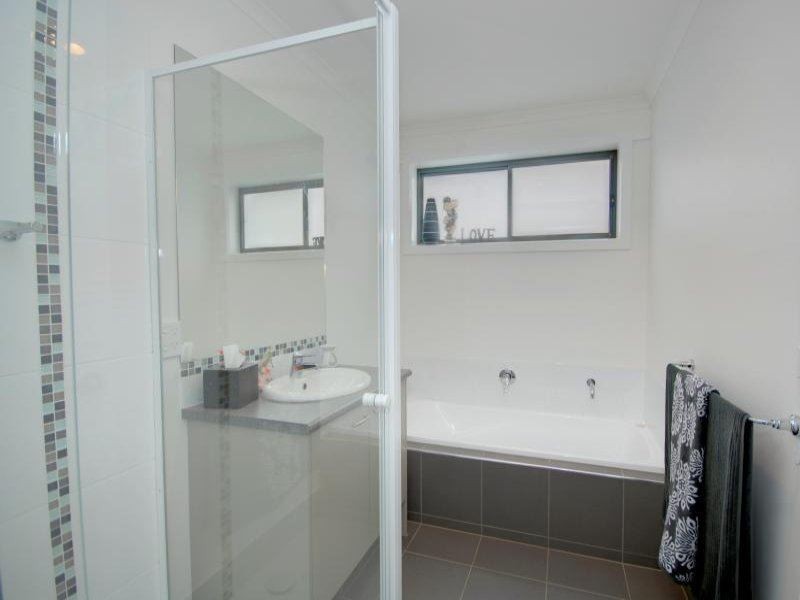 16 Waterside Close, Miners Rest VIC 3352