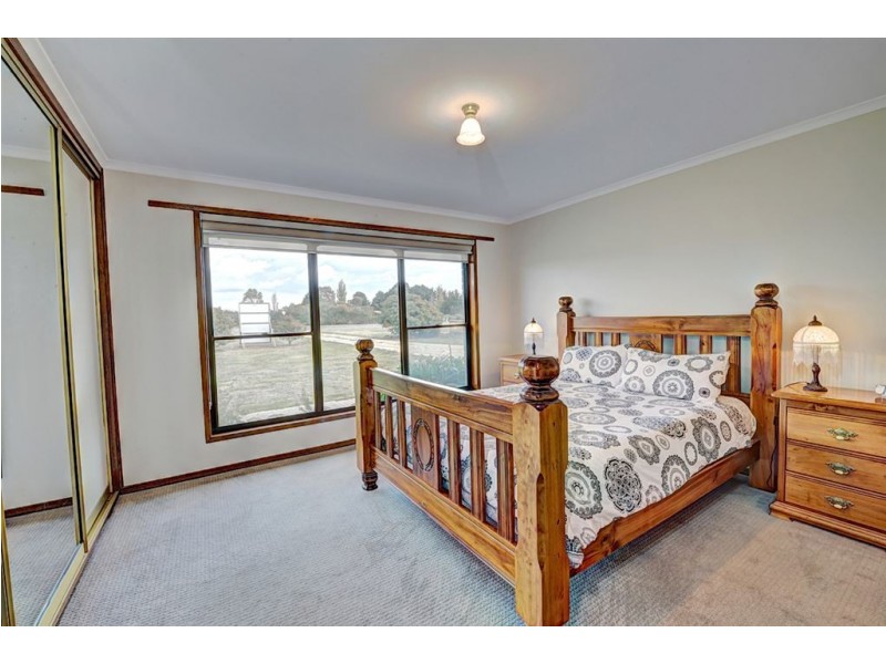 81 Sharpes Road, Miners Rest VIC 3352