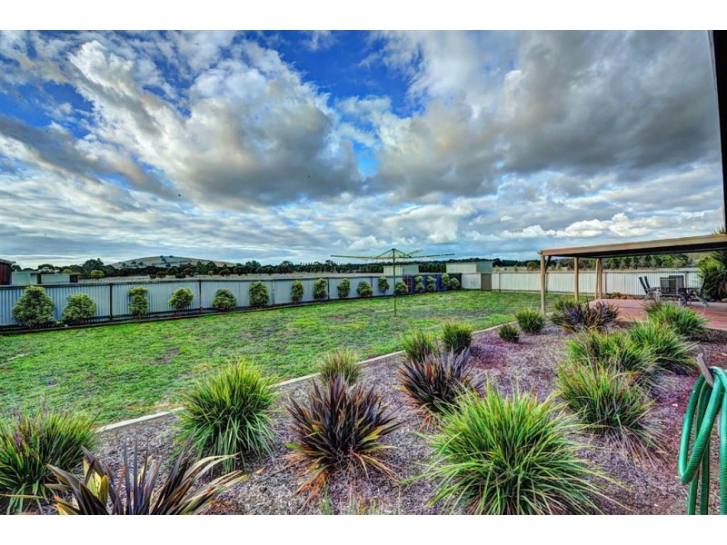 81 Sharpes Road, Miners Rest VIC 3352