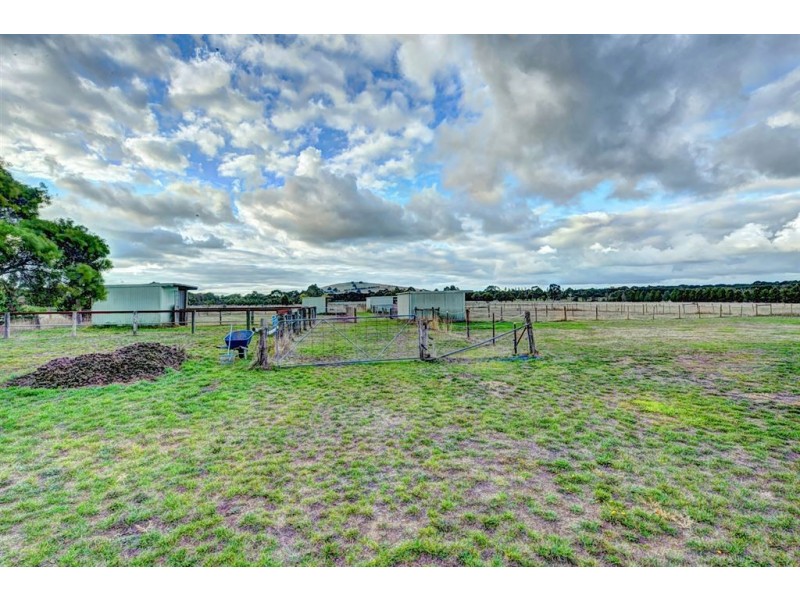 81 Sharpes Road, Miners Rest VIC 3352