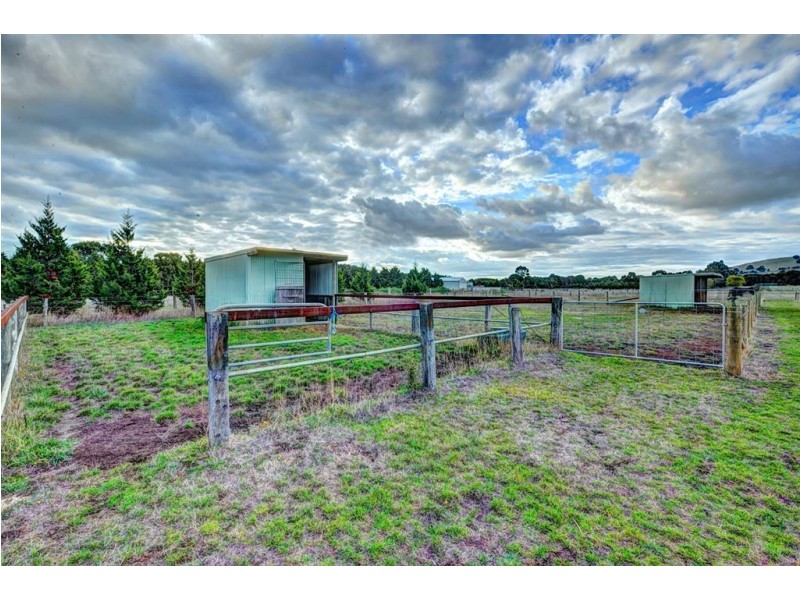 81 Sharpes Road, Miners Rest VIC 3352