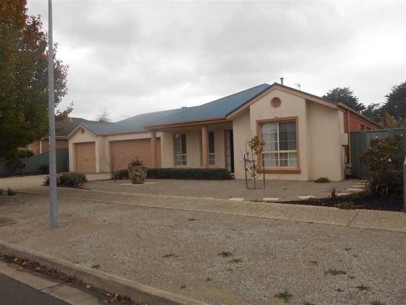 6 St Robbins Avenue, Lake Gardens VIC 3355