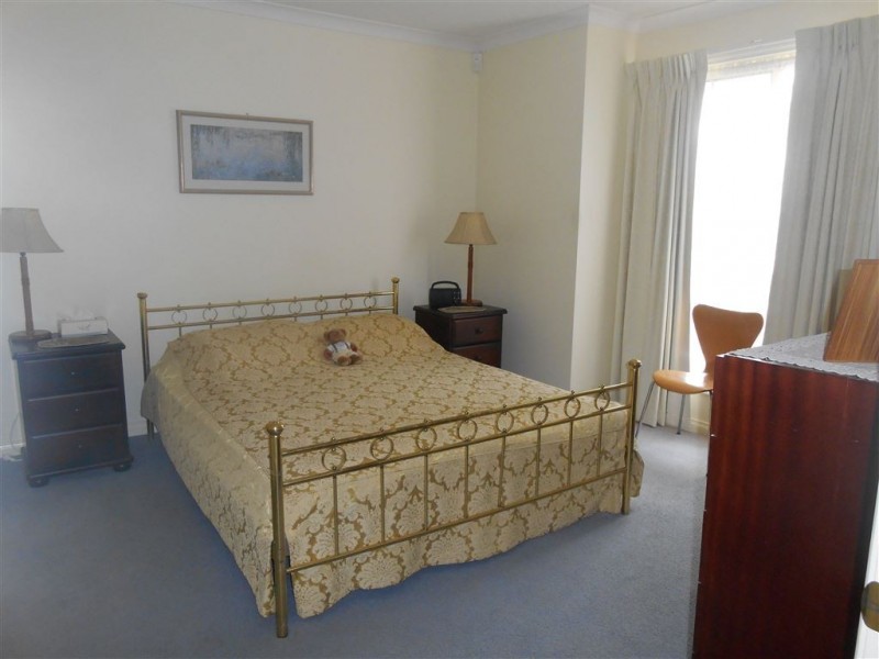 6 St Robbins Avenue, Lake Gardens VIC 3355