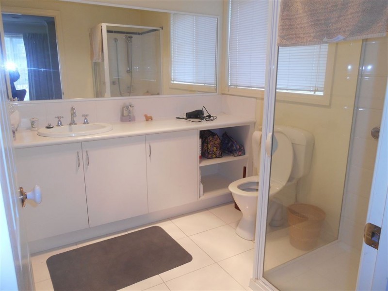 6 St Robbins Avenue, Lake Gardens VIC 3355