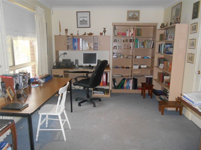 6 St Robbins Avenue, Lake Gardens VIC 3355