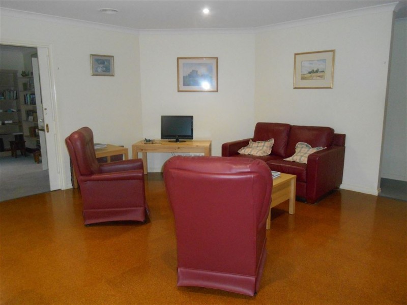 6 St Robbins Avenue, Lake Gardens VIC 3355