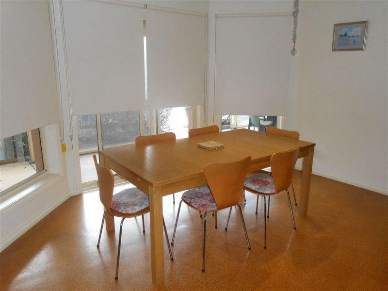 6 St Robbins Avenue, Lake Gardens VIC 3355