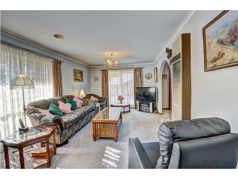 27 Molbray Street, Wendouree VIC 3355