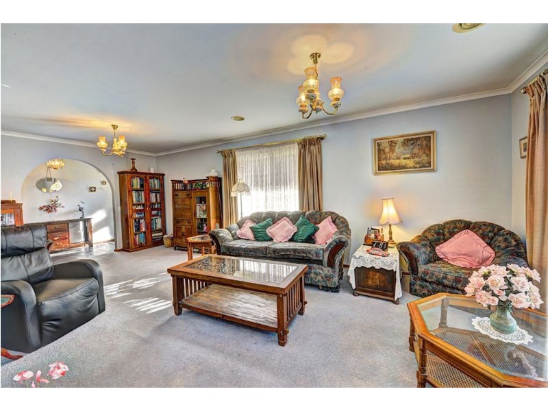 27 Molbray Street, Wendouree VIC 3355